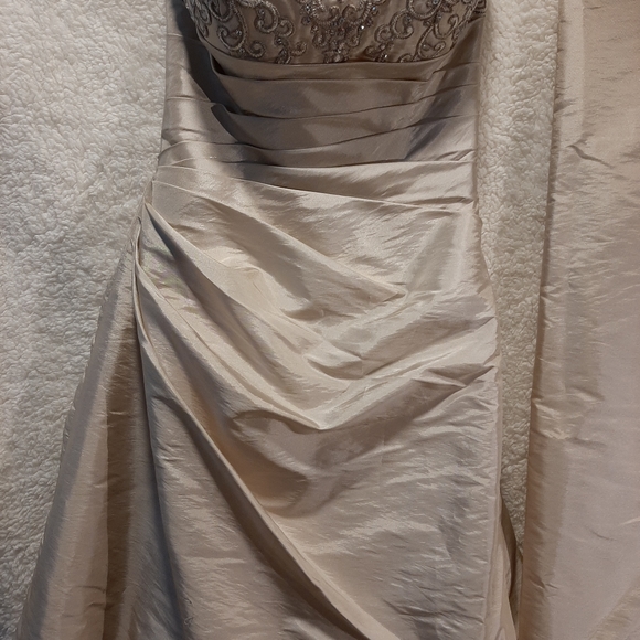 Wedding Dress - Picture 6 of 8